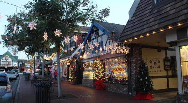 The Charming Small Town In Southern California Where You Can Still Experience An Old-Fashioned Christmas