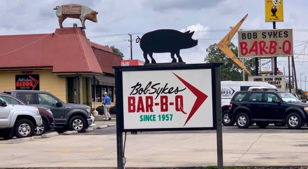 Locals Can’t Get Enough Of The Homemade Pies At Bob Sykes Bar-B-Q In Alabama