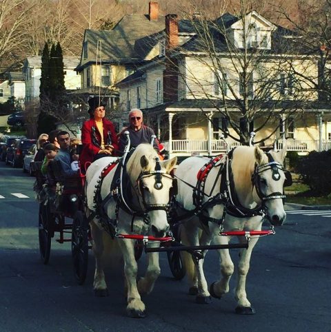 This Connecticut Christmas Town Is Straight Out Of A Norman Rockwell Painting