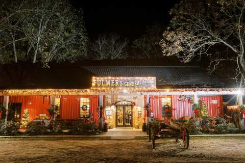 The Charming Small Town In Mississippi Where You Can Still Experience An Old-Fashioned Christmas