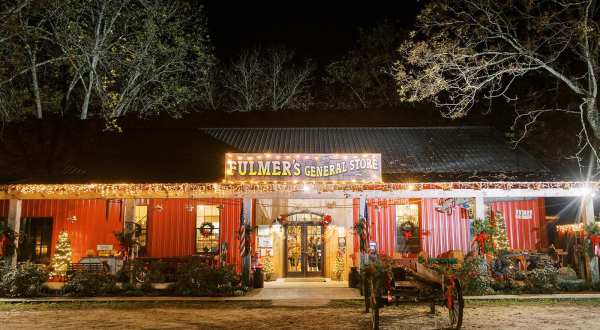 The Charming Small Town In Mississippi Where You Can Still Experience An Old-Fashioned Christmas