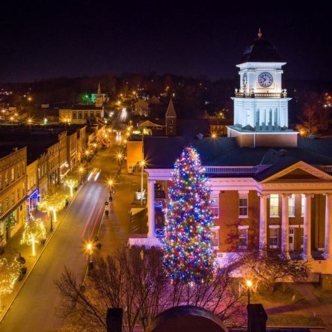 This Tennessee Christmas Town Is Straight Out Of A Norman Rockwell Painting