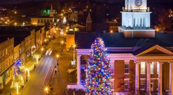 This Tennessee Christmas Town Is Straight Out Of A Norman Rockwell Painting
