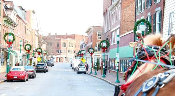 This Maine Christmas Town Is Straight Out Of A Norman Rockwell Painting