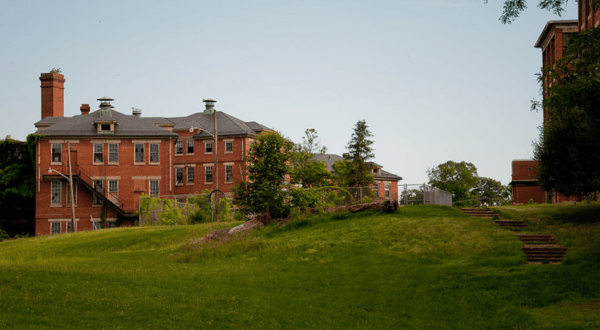 12 Staggering Photos Of An Abandoned Mental Hospital Hiding In Maryland