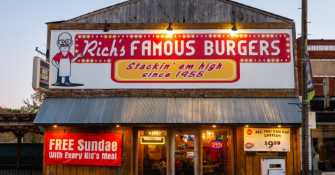 The Oldest Operating Rich’s Famous Burgers In Missouri Has Been Serving Mouthwatering Burgers For Almost 70 Years