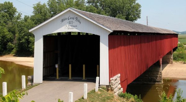 9 Undeniable Reasons To Visit One Of The Oldest And Longest Covered Bridges In Indiana