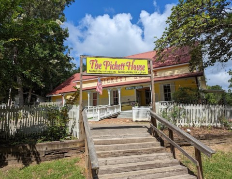 The Best Fried Chicken In Texas Is Served At This Iconic Hole-In-The-Wall Restaurant