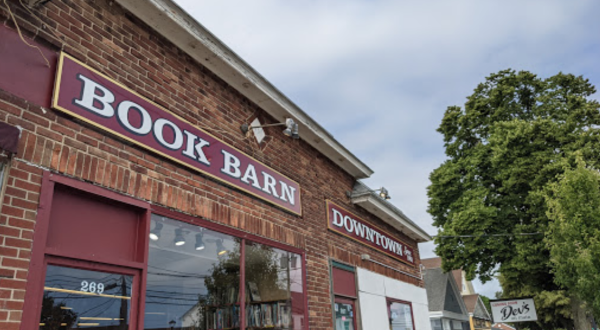 Spanning 3 Buildings With 500,000 Books, Connecticut’s Largest Bookstore Is Hiding In This Tiny Town