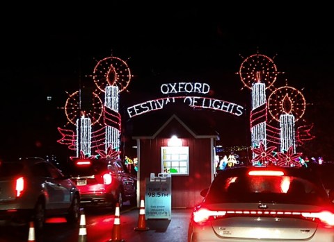 Not Everyone Knows Choccolocco Park In Alabama Puts On A Dazzling Holiday Light Display
