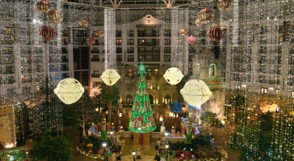 Ride A Christmas Train, Then Stay In A Christmas-Themed Hotel For A Holly Jolly Texas Adventure