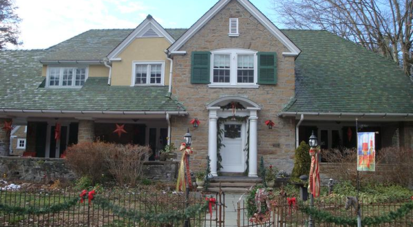 Ogle Million-Dollar Mansions Decked To The Nines On This Christmas Home Tour In West Virginia