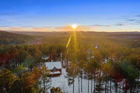 You'll Find A Luxury Cabin At Journey's Inn In Oklahoma, Ideal For Winter Snuggles And Relaxation