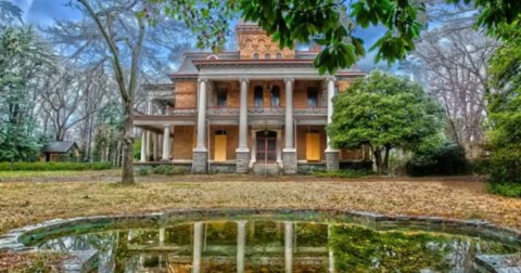 13 Staggering Photos Of An Abandoned Mansion Hiding In South Carolina