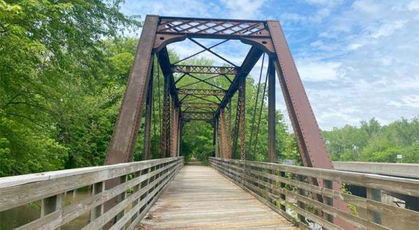 The Illinois Rail Trail Where You Can Walk Across Two Historic Railroad Bridges Is A Grand Adventure