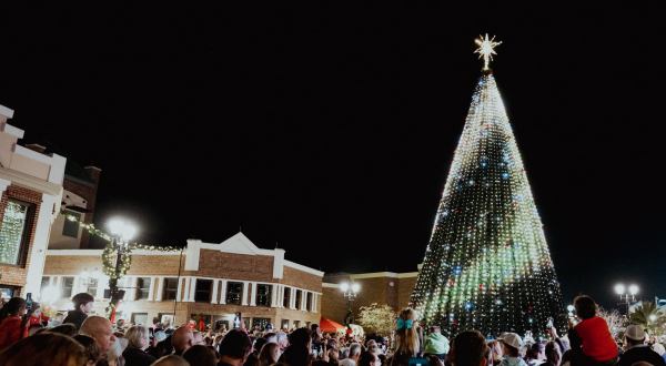 Delight In A 36-Foot Christmas Tree During This Epic Holiday Ceremony In Alabama
