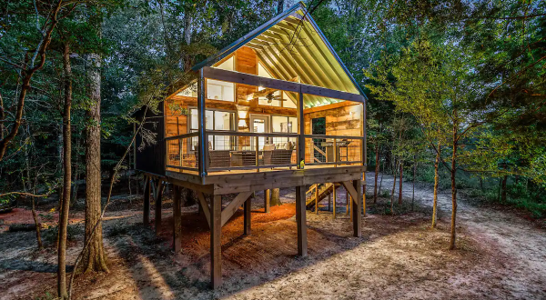 Whiskey On The River Treehouse Near The Leaf River In Mississippi Lets You Glamp In Style