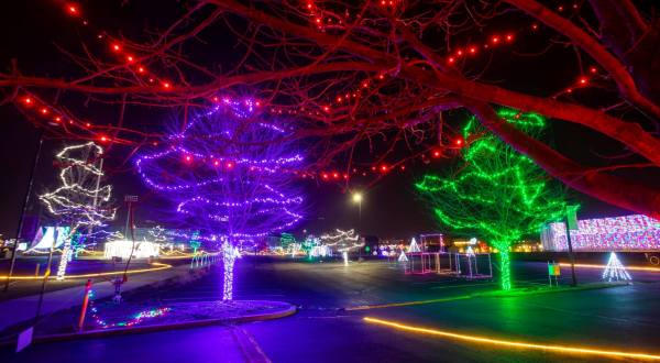 A Drive-Through Christmas Lights Display Is In Lancaster, Pennsylvania And It Looks As Magical As It Sounds