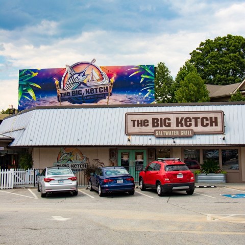 The Beach-Themed Restaurant In Georgia Where It Feels Like Summer All Year Long