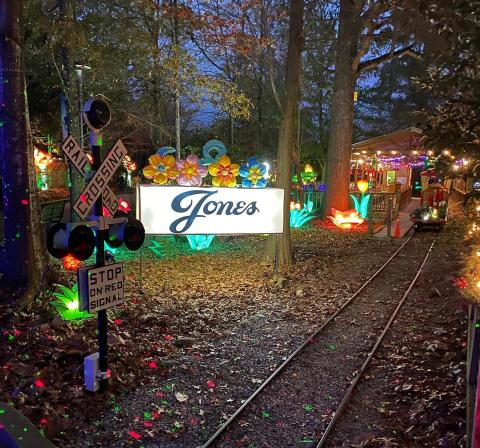 Ride A Christmas Train, Then Stay In A Christmas-Themed Airbnb For A Holly Jolly Mississippi Adventure