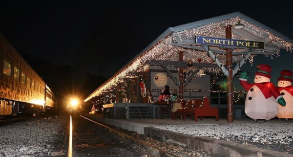 Ride A Christmas Train, Then Stay In A Christmas Decorated Inn For A Holly Jolly Tennessee Adventure