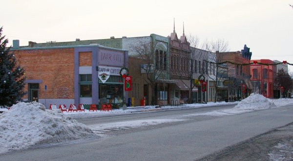 This Oregon Christmas Town Is Straight Out Of A Norman Rockwell Painting