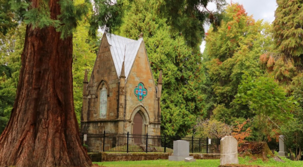 9 Historic, Underrated, And Creepy Cemeteries In Oregon To Explore This Fall