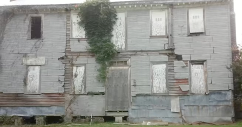 14 Staggering Photos Of An Abandoned Historic Mansion Hiding In North Carolina