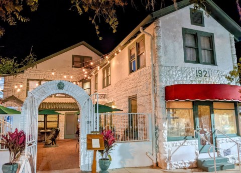 Built In 1921, This Restaurant Is A Longtime Icon In Mount Dora, Florida