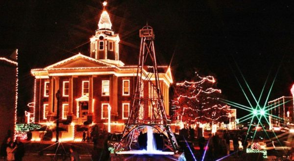 The Small Town In Arkansas That Honors Christmas In The Most Magical Way
