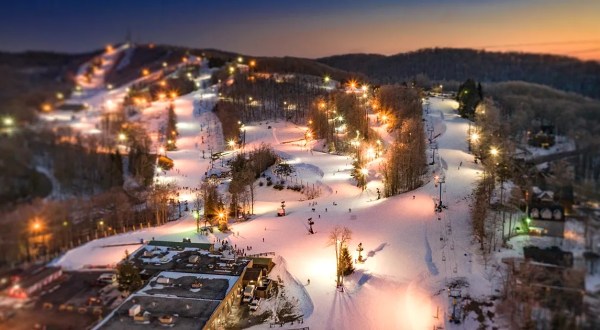 The Tiny Town In West Virginia That Comes Alive During The Winter Season