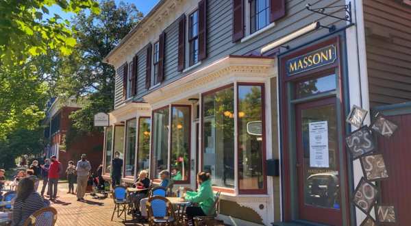 This Walkable Stretch Of Shops And Restaurants In Small-Town Maryland Is The Perfect Day Trip Destination