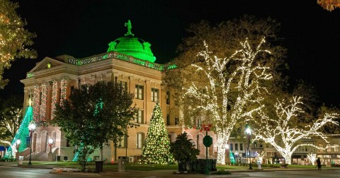 This Texas Christmas Town Is Straight Out Of A Norman Rockwell Painting