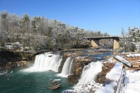 Little River Falls Is One Of The Gorgeous Waterfalls In Alabama You Can Still Visit In The Wintertime