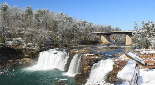 Little River Falls Is One Of The Gorgeous Waterfalls In Alabama You Can Still Visit In The Wintertime