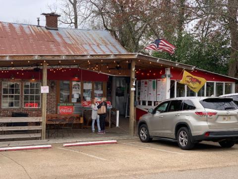 This Tiny Restaurant In Mississippi Always Has A Line Out The Door, And There's A Reason Why