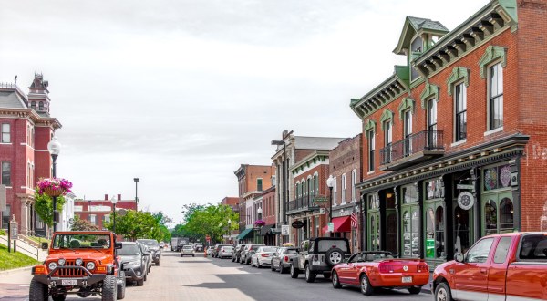 This Walkable Stretch Of Shops And Restaurants In Small-Town Missouri Is The Perfect Day Trip Destination
