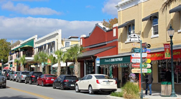 This Walkable Stretch Of Shops And Restaurants In Small-Town Florida Is The Perfect Day Trip Destination