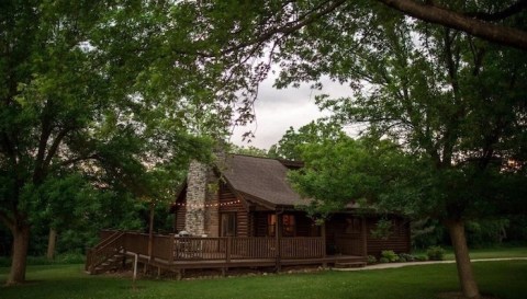 There's A Log Cabin-Themed Vrbo In Iowa And It's Just Like Spending The Night In The Olden Days