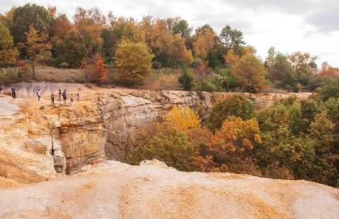 You'd Never Know One Of The Most Incredible Natural Wonders In Illinois Is Hiding In This Tiny Park