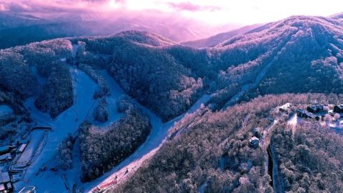 The Tennessee Resort Where You Can Go Ice Skating, Skiing, Sledding, And More This Winter