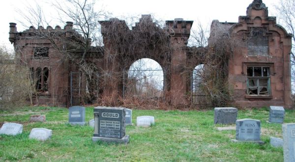 This Creepy Abandoned Cemetery In Pennsylvania Will Give You Nightmares