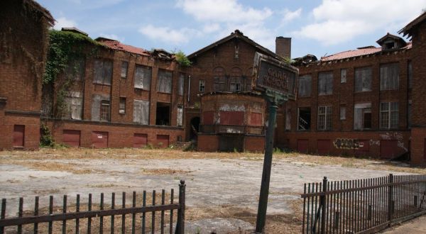 The Abandoned School In Missouri You’ll Want To Stay Far, Far Away From