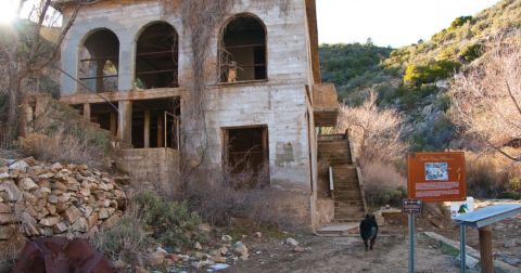 8 Staggering Photos Of An Abandoned Mansion Hiding In Arizona