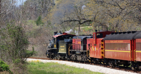 The Scenic Train Ride In Texas That Runs Year-Round
