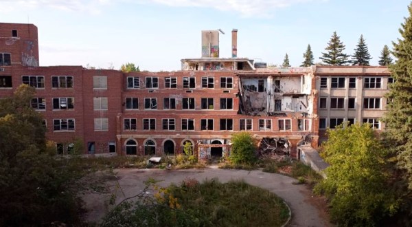 Everyone In North Dakota Should See What’s Inside The Gates Of This Abandoned Sanatorium