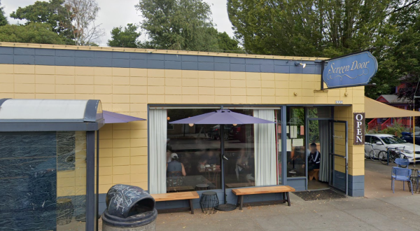 This Tiny Restaurant In Oregon Always Has A Line Out The Door, And There’s A Reason Why