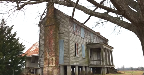 10 Recent Images That Give A Rare Glimpse Inside A Centuries Old Abandoned Farm House In North Carolina