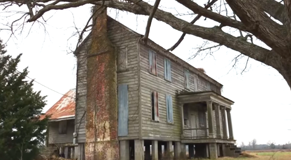 10 Recent Images That Give A Rare Glimpse Inside A Centuries Old Abandoned Farm House In North Carolina