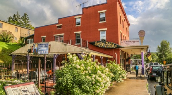 This Walkable Stretch Of Shops And Restaurants In Small-Town West Virginia Is The Perfect Day Trip Destination